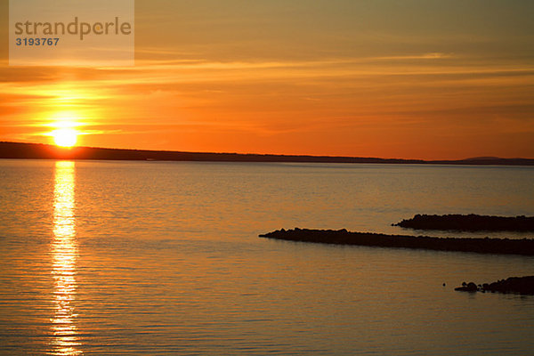Sonnenuntergang über einen See  Schweden.