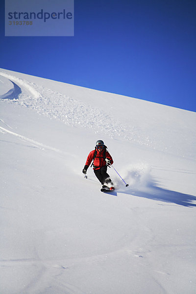 Skifahrer im Schnee  Telemar  Schweden.