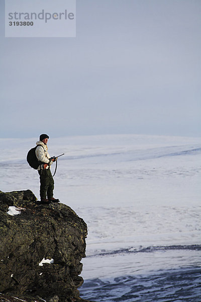 Ein Jäger auf einer Expedition im Norden von Schweden Grouse-schießen.