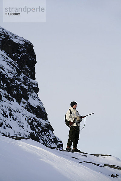 Ein Jäger auf einer Expedition im Norden von Schweden Grouse-schießen.
