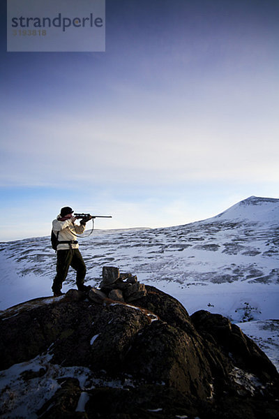 Ein Jäger auf einer Expedition im Norden von Schweden Grouse-schießen.