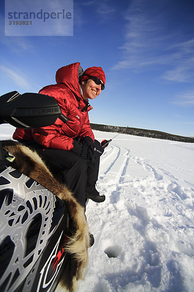 Eine Person auf ein Schneemobil  Schweden.