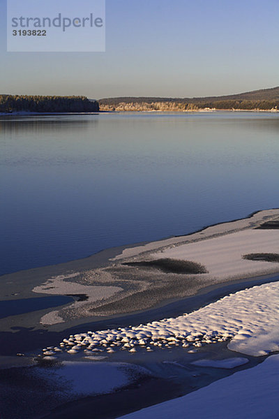 Ein See im Winter  Schweden.