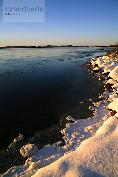 Ein See im Winter  Schweden.