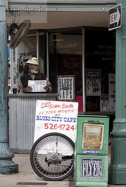 Mann mit Flyern vor dem Blues City Cafe stehend  Memphis  Tennessee  USA