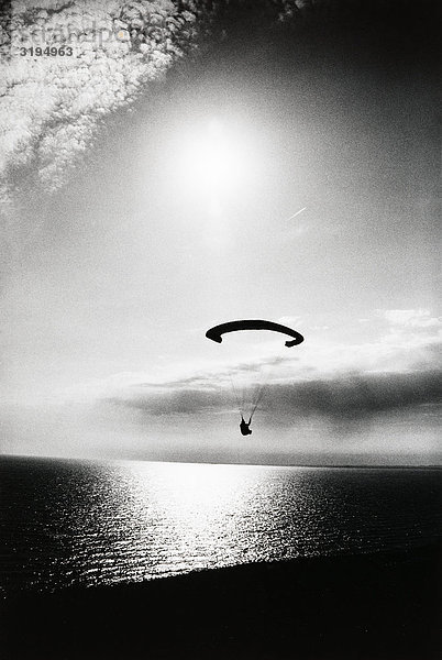 Gleitschirmfliegen in Sonnenuntergang.