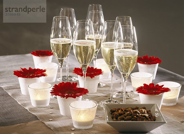 Eine Tabelle mit Champagner-Gläser.