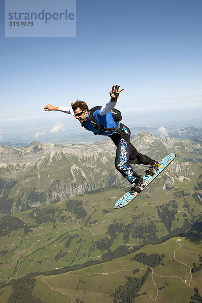Skysurfer  Saanen  Kanton Bern  Schweiz  Seitenansicht