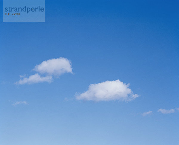 Weiße Wolken in blauer Himmel  Schweden.