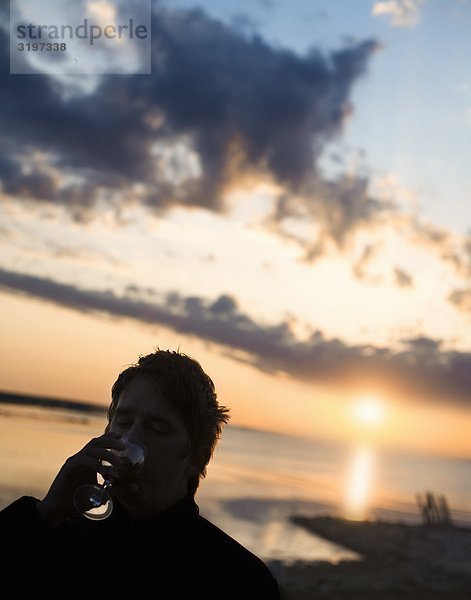 Silhouette eines Mannes in den Sonnenuntergang am Meer  Schweden.