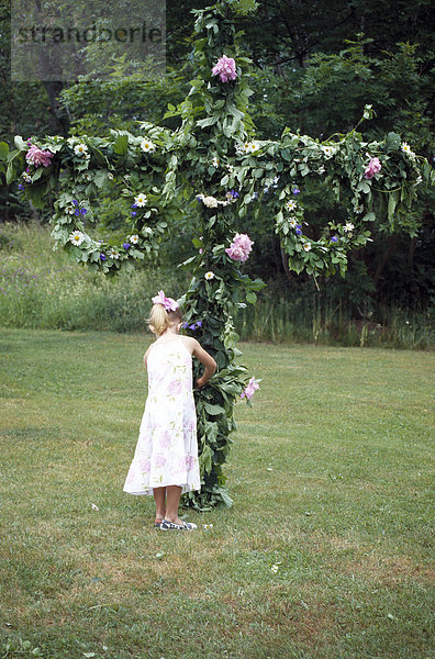 Ein Mädchen Stand von einem Maibaum  Schweden.