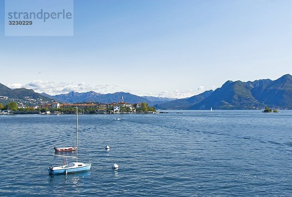 Boote im Lago Maggiore  Isola dei Pescatori im Hintergrund  Piemont  Italien