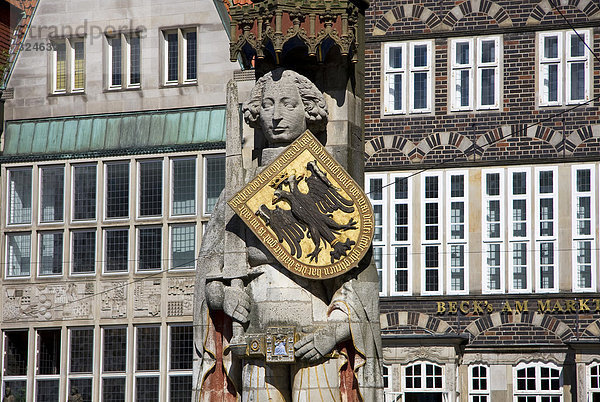 Roland Statue  alte Gebäudefassade im Hintergrund  Bremen  Deutschland