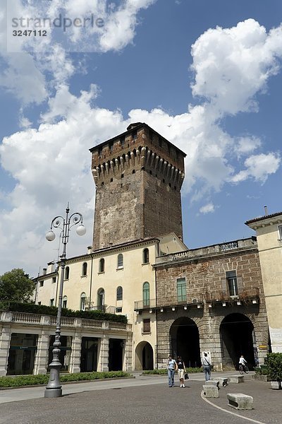 Piazzale de Gasperi  Porta Castello und Turm  Vicenza  Venetien  Italien