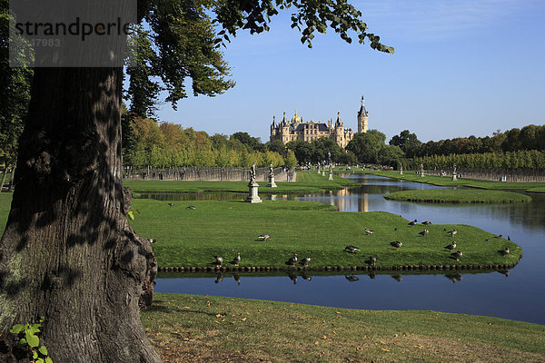 Schlossgarten und Schweriner Schloss im Hintergrund  Schwerin  Deutschland