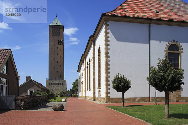 Blick auf den Kirchturm der Sankt Vitus Kirche  Löningen  Deutschland