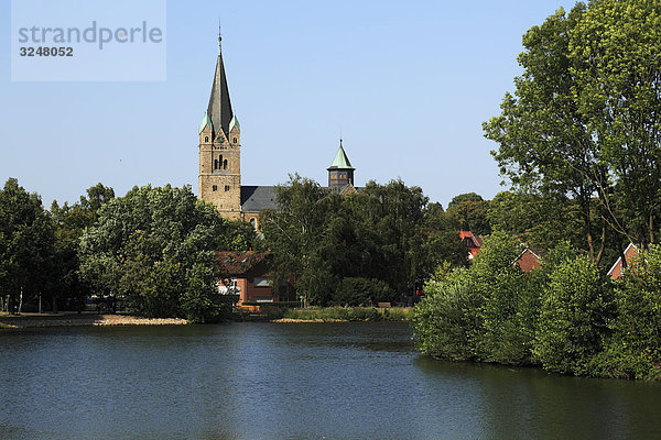 See in Ankum  Blick auf den Kirchturm der Sankt Nikolaus Kirche  Deutschland