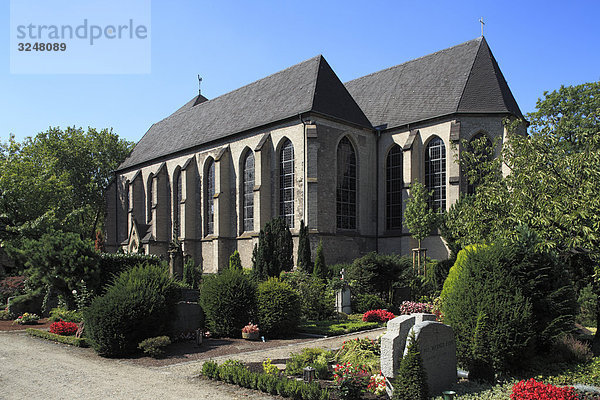 Friedhof neben der Kirche Sankt Johann Baptist  Duisburg  Deutschland