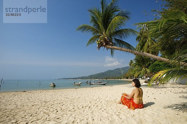 Frau sitzt am Lamai Beach  Ko Samui  Thailand