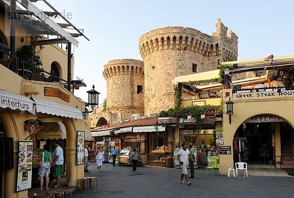Restaurants und Läden auf dem Marktplatz von Rhodos  Griechenland