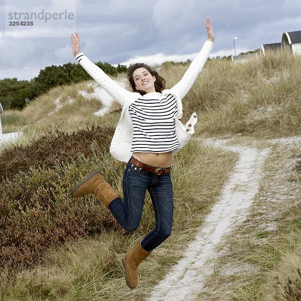 Eine junge Frau springen  Skane  Schweden.