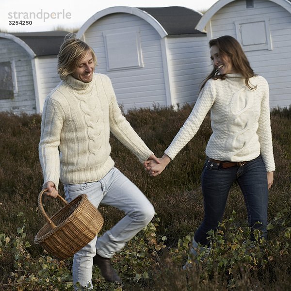 junges Paar hält hände  Skane  Schweden.