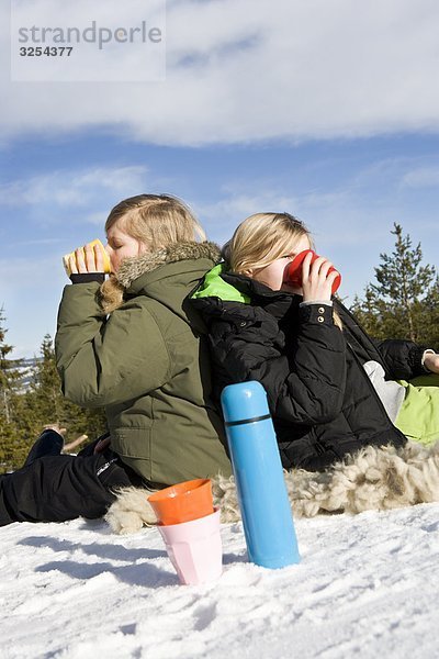 Zwei Mädchen auf Ski-Urlaub  Schweden.