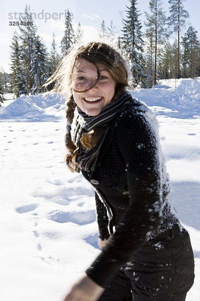 Ein Mädchen im Schnee spielen.