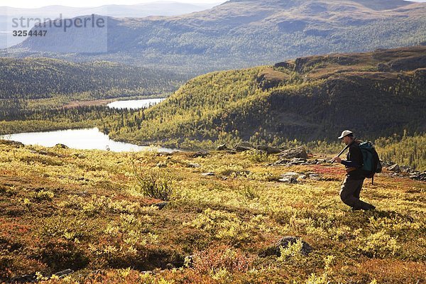 Sportler in eine Berglandschaft  Schweden.