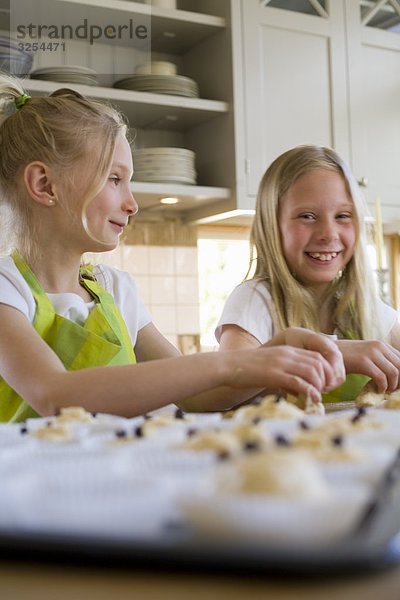 Zwei skandinavischen Mädchen Backen  Schweden.