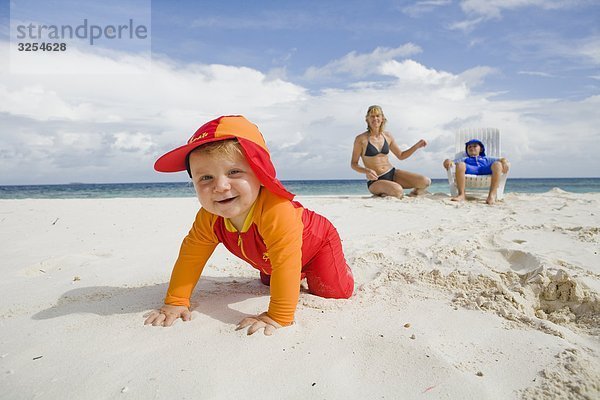 Ein happy Baby an einem Strand  den Malediven.