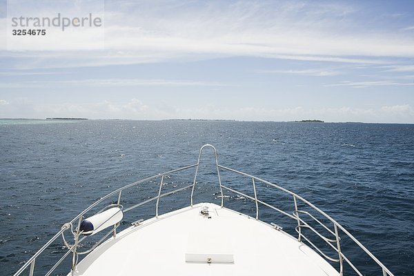 Der Stängel eines Bootes auf See  der Malediven.