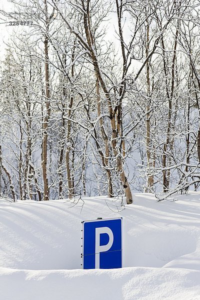 Ein Parkplatz Zeichen verborgen im Schnee  Schweden.