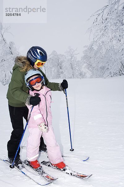 Zwei Schwestern tun Slalom-Skifahren  Schweden.