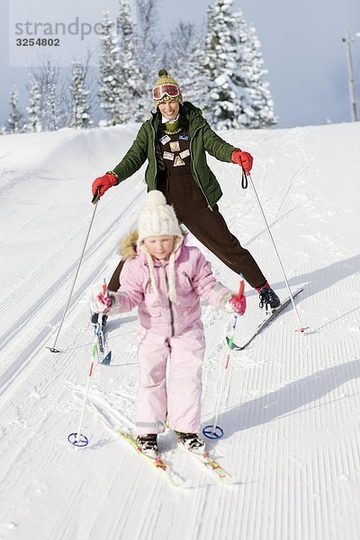 Mutter und Tochter Skifahren  Schweden.