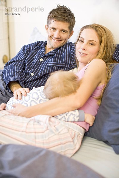 Eine Familie im Bett  Schweden.