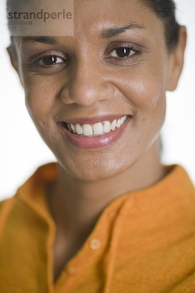Portrait of a smiling Woman in einen gelben Pullover.