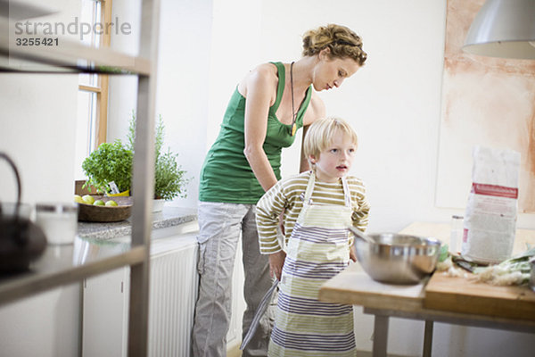 Mutter und Sohn in der Küche