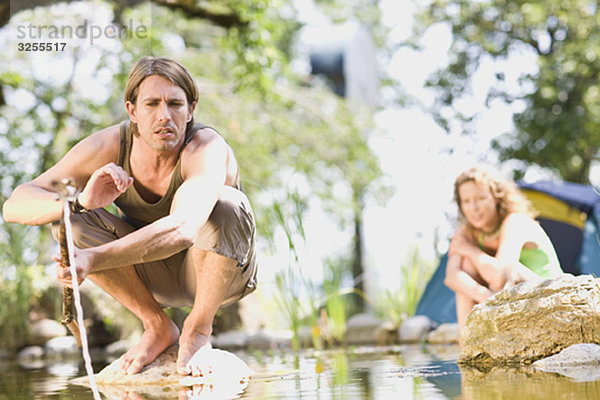 Mann und Frau am Fluss