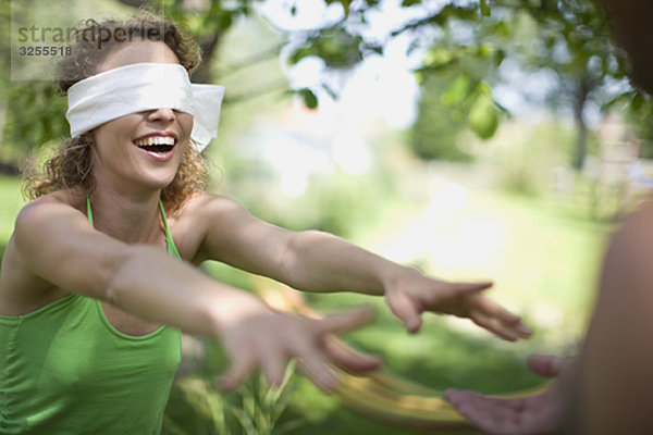 Frau mit verbundenen Augen