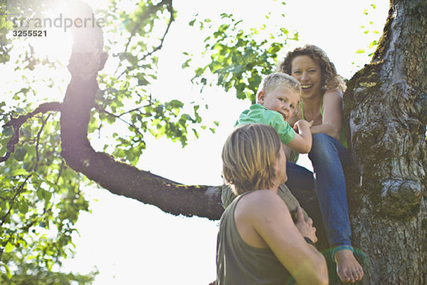 Familie im Garten