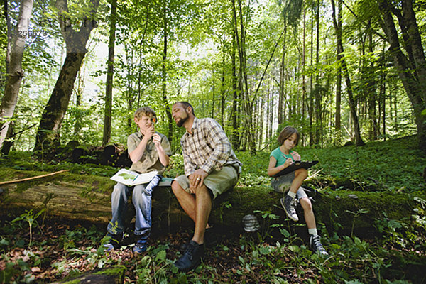 Kinder und Lehrer im Wald