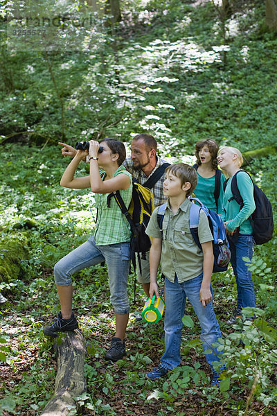 Lehrer und Schüler am Wald