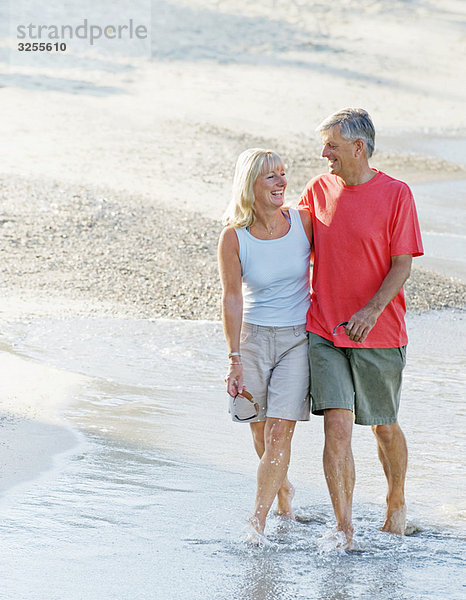 Seniorenpaar Spaziergang entlang des Strandes