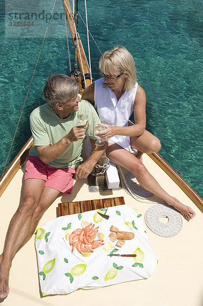 Ein Picknick für ältere Paare beim Segeln