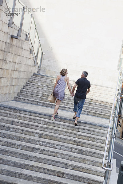 Ehepaar  das die Treppe hinaufgeht