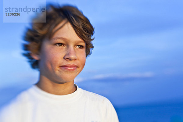 Portrait des Jungen am Strand