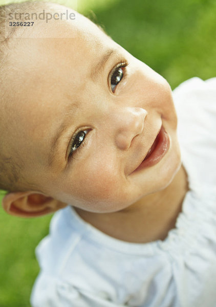 Baby lächelt und schaut nach oben