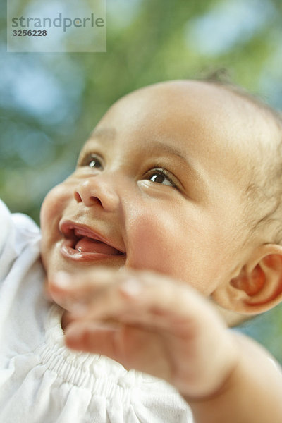 Baby lächelt und spielt