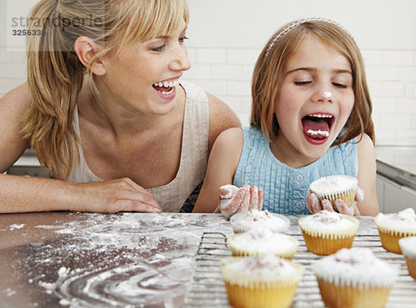Mama und Tochter mit Kuchen